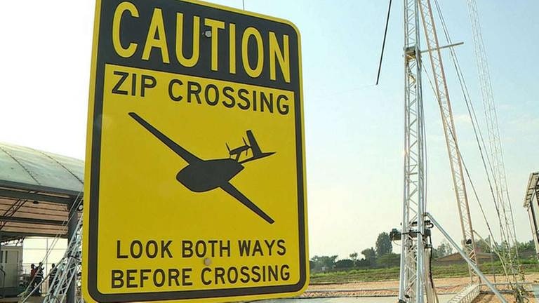 Warnschild - Drohnen kreuzen