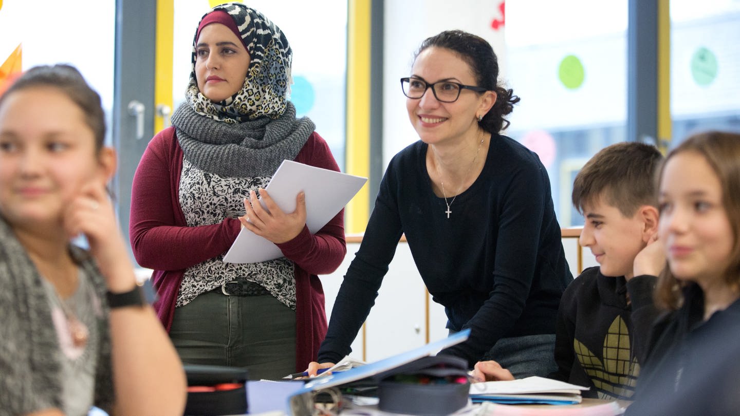 Uni Bielefeld bildet Flüchtlinge zu Lehrern aus (Foto: picture-alliance / Reportdienste, (c) dpa)