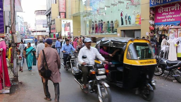 Fußgänger, Radfahrer, Mopeds und Tuc-Tucs auf einer belebten Einkaufsstraße in Mumbai (Foto: SWR, SWR -)