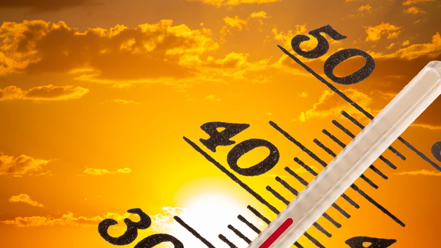 Symbolbild Hitzewelle: Thermometer zeigt Temperaturen um vierzig Grad an. (Foto: picture-alliance / Reportdienste, picture alliance / CHROMORANGE | CHROMORANGE)