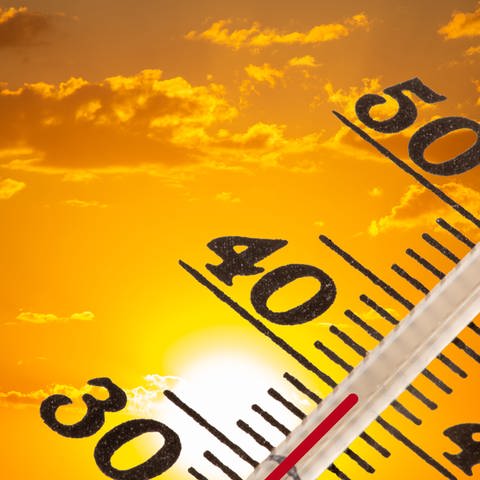 Symbolbild Hitzewelle: Thermometer zeigt Temperaturen um vierzig Grad an.