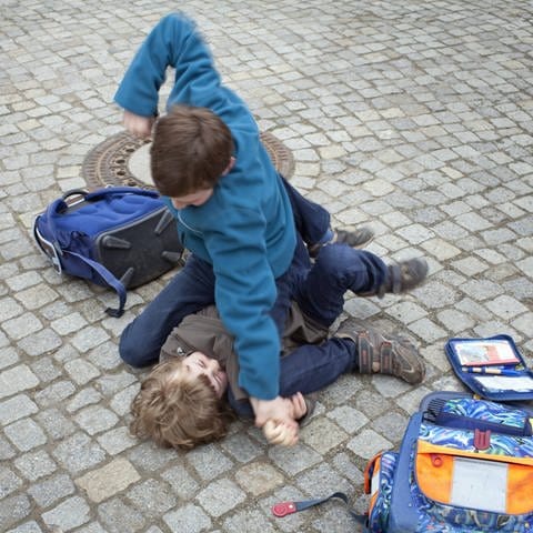 Kinder pruegeln sich auf dem Schulhof (Foto: IMAGO, IMAGO / photothek)