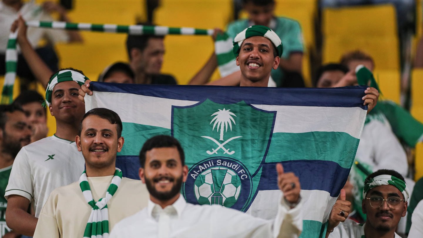 Fußball-Fans jubeln im King Saud University Stadium in Riad: Rund 70 Prozent der Bevölkerung sind jünger als 30. Die Arbeitslosigkeit unter den jungen Saudis steigt. Für sie will das Königshaus neue Jobs schaffen und entwickelt deshalb eine milliardenschwere Sport- und Tourismusindustrie. (Foto: IMAGO, IMAGO / Power Sport Images)