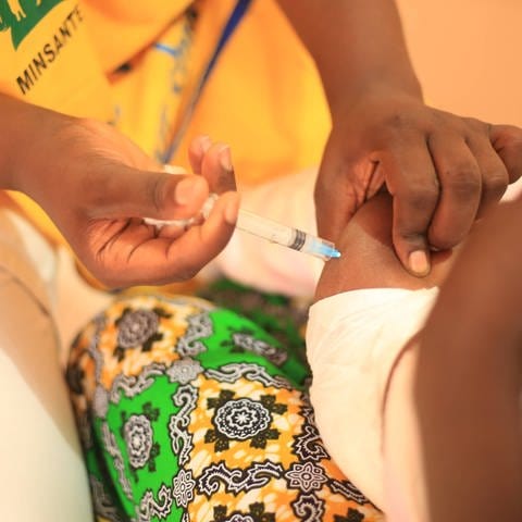 Malaria Impfung (Foto: IMAGO, IMAGO / Xinhua)