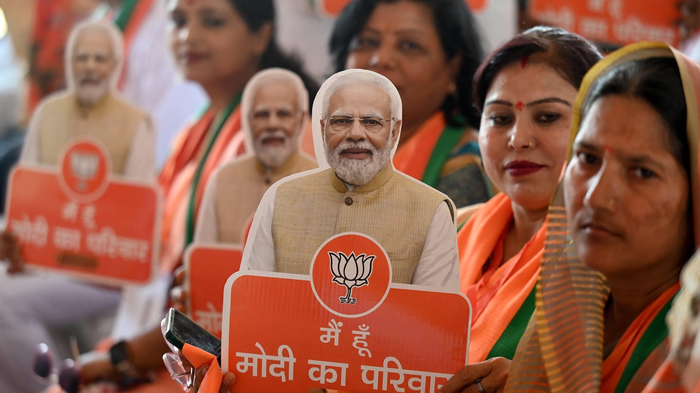 Menschen versammeln sich am 24. April 2024 in Greater Noida, um an einer Wahlkampfveranstaltung für die Lok-Sabha-Wahlen teilzunehmen (Foto: picture-alliance / Reportdienste, picture alliance / Sipa USA | Hindustan Times)