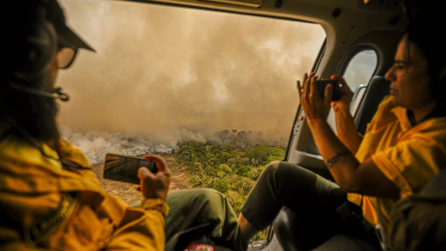 Mitarbeiter der brasilianischen Umweltbehörde Ibama überfliegen einen Waldbrand im Pantanal, einem der größten Binnenland-Feuchtgebiete der Welt. (Foto: dpa Bildfunk, picture alliance/dpa/Agencia Brazil | Joédson Alves)