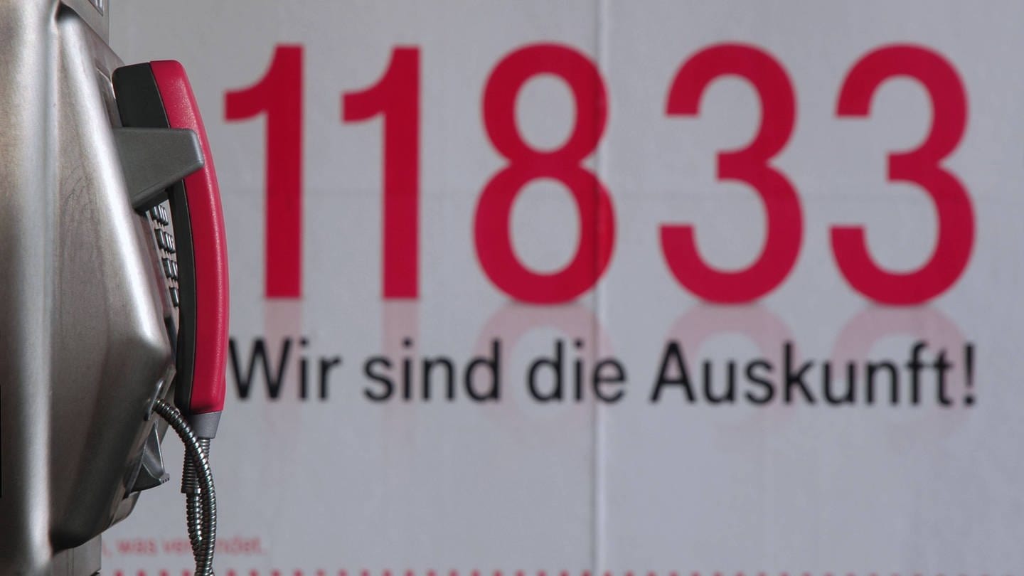 Plakat mit der Telekom-Auskunftsnummer 11833 (Foto: IMAGO, IMAGO / Steinach)