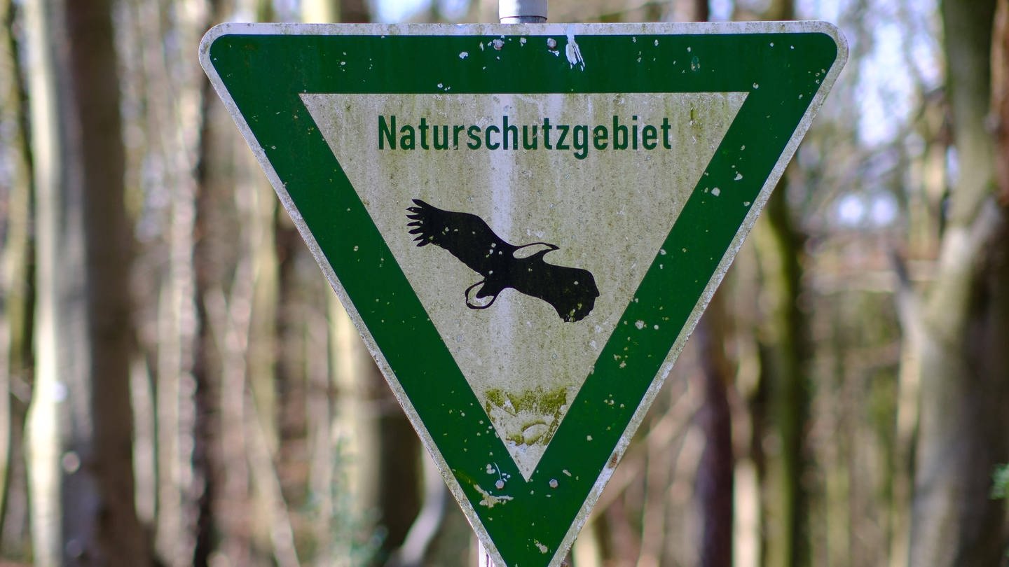 Schild mit Aufschrift Naturschutzgebiet, Vintage (Foto: IMAGO, IMAGO / imagebroker)