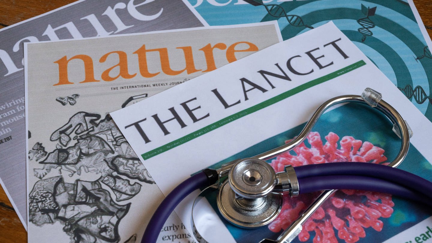 Wissenschaftliche Zeitschriften: The Lancet, Nature und Science mit einem Stethoskop (Foto: IMAGO, IMAGO / Hans Lucas)