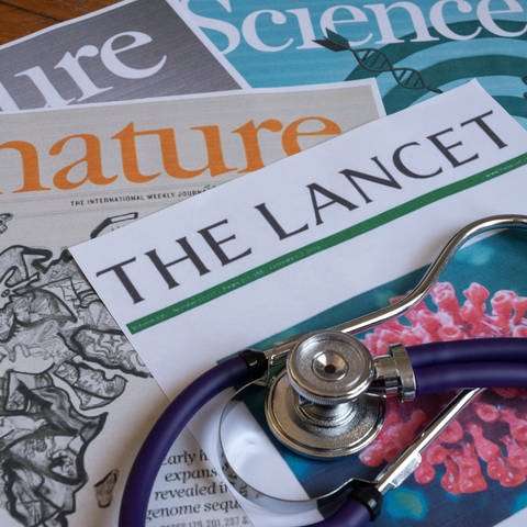 Wissenschaftliche Zeitschriften: The Lancet, Nature und Science mit einem Stethoskop