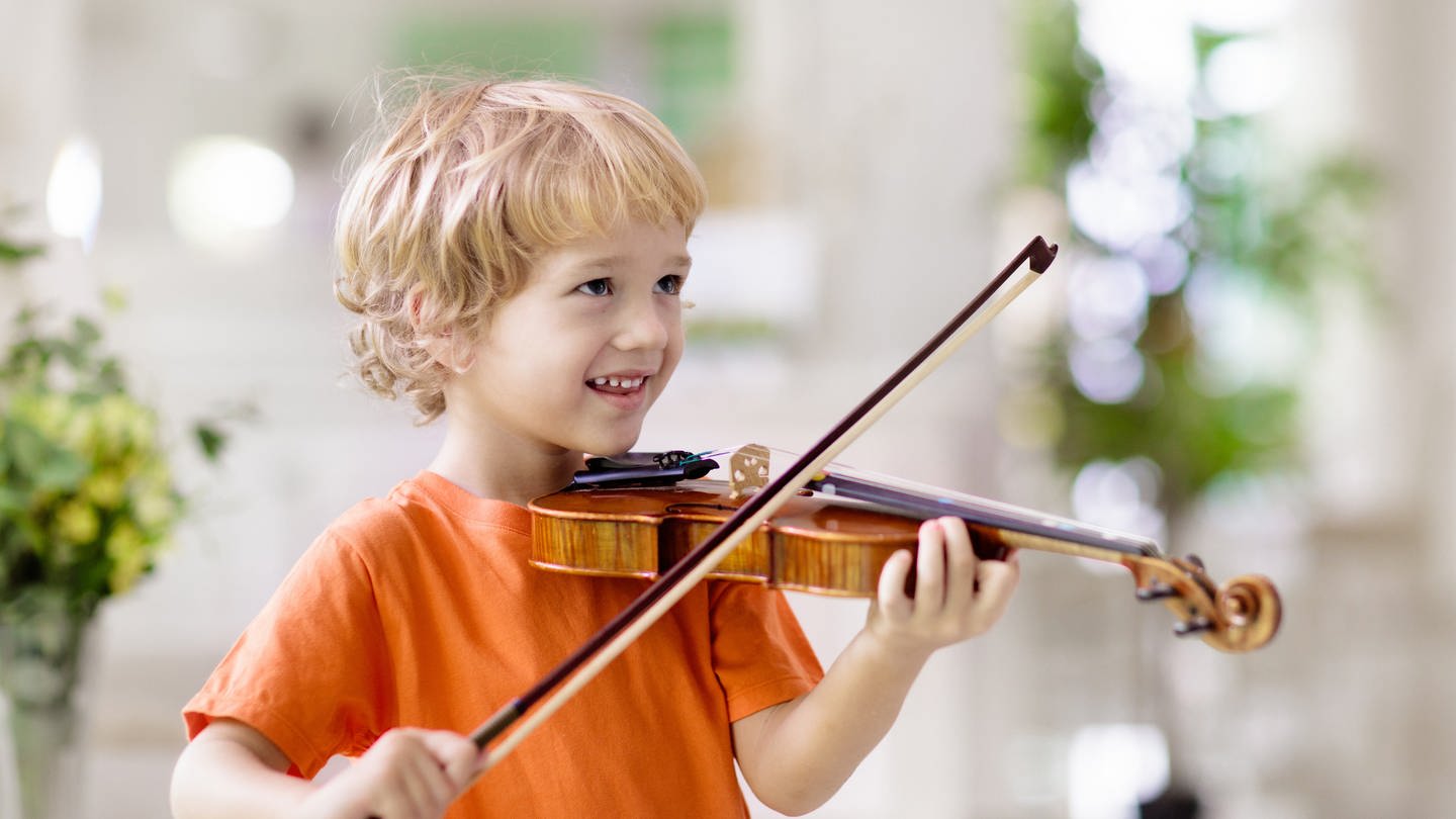 Ein Junge übt Geige: Es reicht nicht, 10.000 Stunden zu üben, um meisterlich in einem Fach zu werden. Aber: Talent allein reicht auch nicht. Motivation, Disziplin und ein förderndes Umfeld sind zudem wichtig. Was genau ist Talent? (Foto: IMAGO, IMAGO / Pond5 Images)