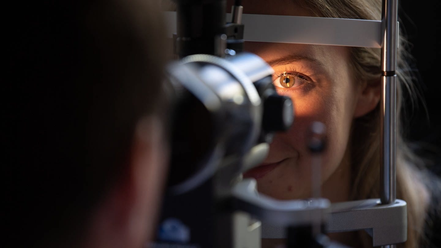 Ein Arzt untersucht das Auge einer Patientin (Foto: picture-alliance / Reportdienste, picture alliance/dpa | Marijan Murat)