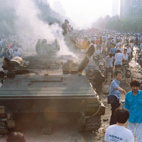 Demonstranten setzen auf dem Platz des Himmlischen Friedens (Tian'anmen-Platz) in Peking, China, am 3. Juni 1989 einen Panzer in Brand. 