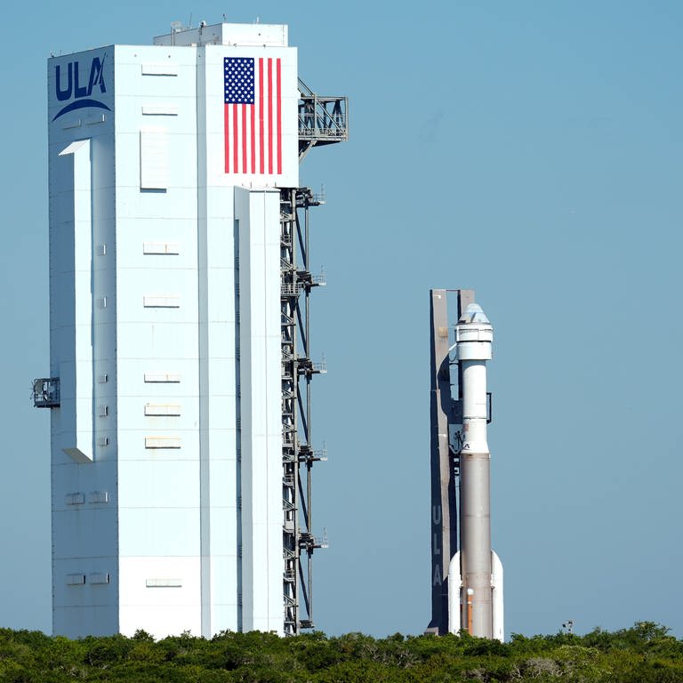 Die Starliner-Kapsel von Boeing auf einer Atlas-V-Rakete wird auf die Startrampe im Space Launch Complex 41 gerollt. Die Nasa-Astronauten Butch Wilmore und Suni Williams werden an Bord der Rakete zur Internationalen Raumstation starten, die am 1. Juni abheben soll.