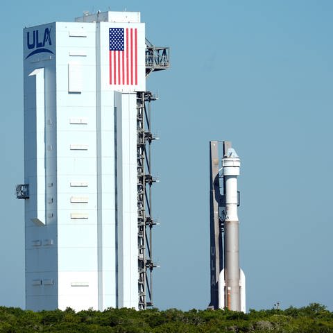 Die Starliner-Kapsel von Boeing auf einer Atlas-V-Rakete wird auf die Startrampe im Space Launch Complex 41 gerollt. Die Nasa-Astronauten Butch Wilmore und Suni Williams werden an Bord der Rakete zur Internationalen Raumstation starten, die am 1. Juni abheben soll.