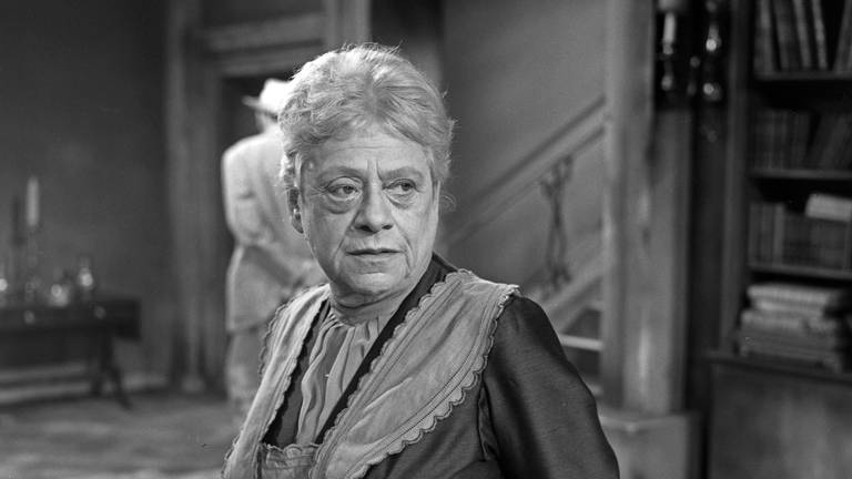 Annemarie Hase (1900 - 1971) im Fernsehfilm "Haus Herzenstod" (1964). 1936 war sie ins Exil nach London gegangen und arbeitete von 1940 bis 1944 als Kabarettistin für das deutschsprachige Programm der BBC in der Rolle der "Frau Warnecke".