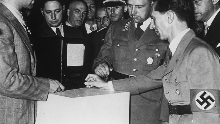  Eröffnung der Berliner Funkausstellung am 5. August 1938: Joseph Goebbels und der Präsident der Reichsrundfunkkammer Hans G. Kriegler (Mitte) besichtigen den neuen Volksempfänger