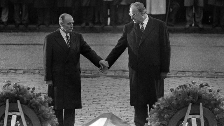 Händedruck von Kohl und Mitterand 1984 in Verdun (Foto: IMAGO, Imago - Foto: Sven Simon)