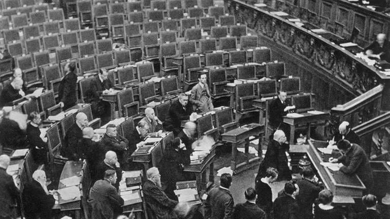 NSDAP und DNVP haben den Plenarsaal verlassen. Goebbels ist als Beobachter im Reichstag zurückgeblieben