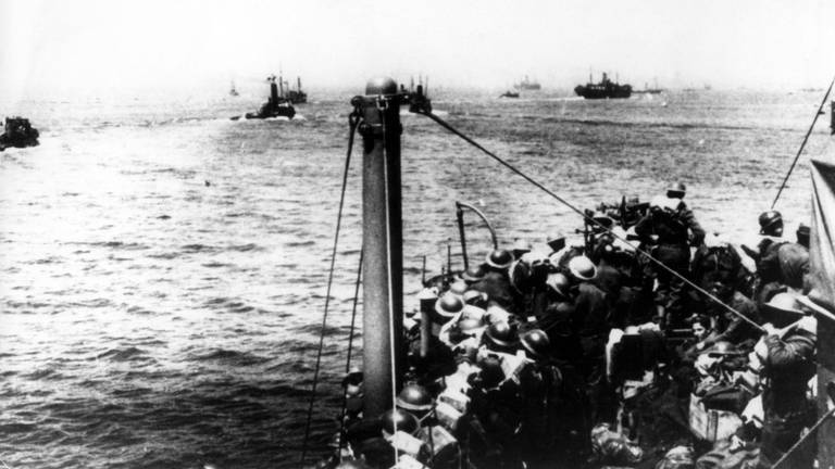 Zwischen dem 26. Mai und dem 4. Juni wurden 335.000 britische und französische Truppen von Tausenden kleiner britischer Boote und Kriegsschiffe von den Stränden gebracht und unter schwerem Luft- und Artilleriebeschuss nach England transportiert. Das Foto zeigt Boote, die Dunkirk verlassen. 