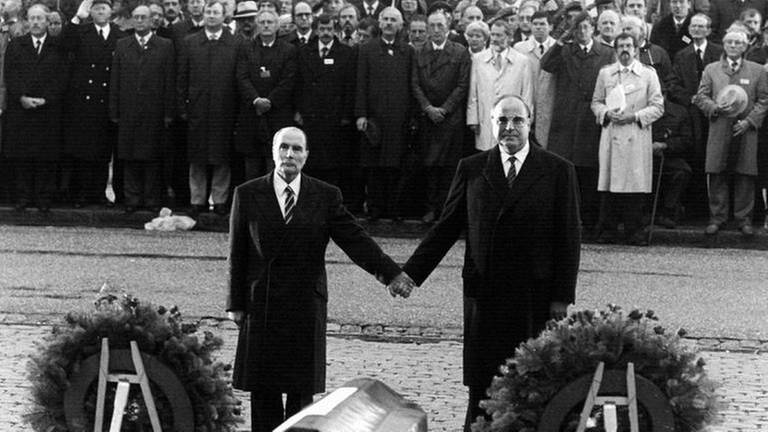 Mitterand und Kohl reichen sich 1984 die Hand an den Gräbern von Verdun (Foto: picture-alliance / Reportdienste, picture-alliance / Reportdienste -)