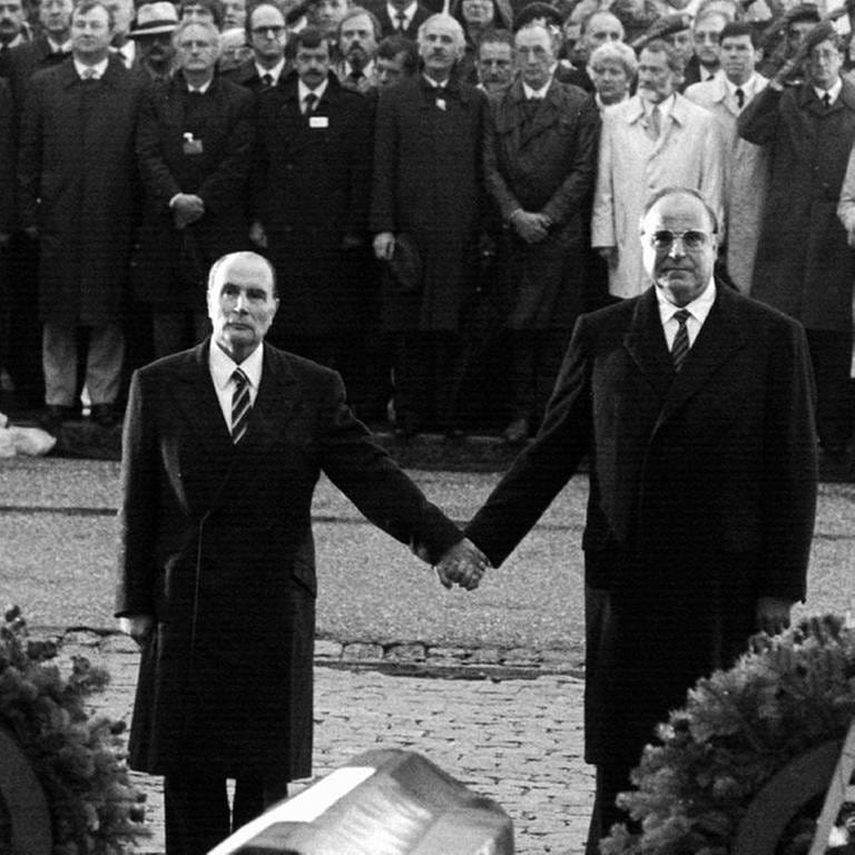Mitterand und Kohl reichen sich 1984 die Hand an den Gräbern von Verdun (Foto: picture-alliance / Reportdienste, picture-alliance / Reportdienste -)