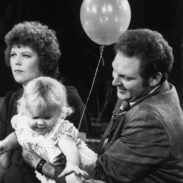 Das erste Retortenbaby der Welt, Louise Joy Brown, 1979 mit seinen Eltern Lesley und John (Foto: picture-alliance / dpa, picture-alliance / dpa -)