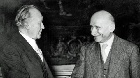 Bundeskanzler Konrad Adenauer (l) und Robert Schuman (r) am 10.12.1951 in Straßburg auf der Tagung des Europa-Rates