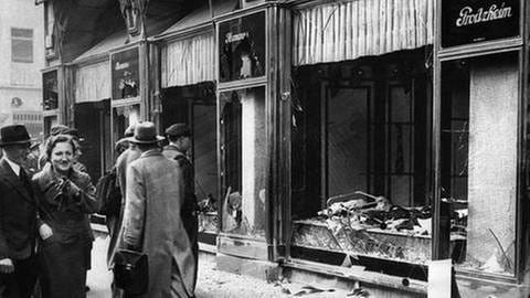 Mehr als 7.000 jüdische Geschäfte wurden, wie hier in Berlin, während der Reichspogromnacht zerstört (Foto: picture-alliance / dpa, picture-alliance / dpa - CPA Media Co.)