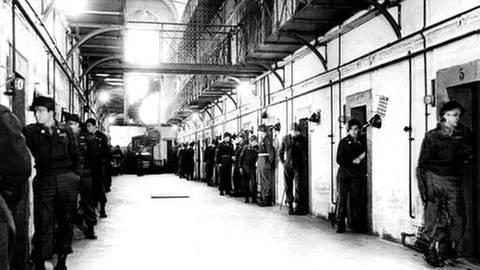 Blick in einen Zellengang des Nürnberger Gefängnisses während des Hauptkriegsverbrecherprozesses. Jede Zelle wird von einem amerikanischen Posten streng bewacht (Foto: picture-alliance / dpa, picture-alliance / dpa -)