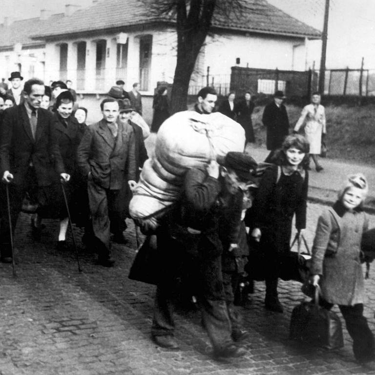 Ein Zug von rund 35 Flüchtlingen aus der Sowjetzone, denen die Aufnahme in die Bundesrepublik verweigert wurde, macht sich am 7.11.1949 in Uelzen auf den Weg nach Bonn, um gegen diese Entscheidung zu protestieren und eine endgültige Aufenthaltserlaubnis zu erwirken. Unter den Teilnehmern befinden sich Schwerkriegsbeschädigte, Beinamputierte, Fauen und Kinder.  (Foto: picture-alliance / Reportdienste, (c) dpa - Report)