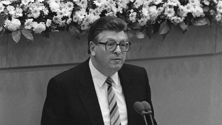 Bundestagspräsident Philipp Jenninger (CDU) während seiner Rede zum 50. Jahrestag der Reichpogromnacht am 10. November 1988 im Deutschen Bundestag. Die Rede löste einen Eklat aus und führte einen Tag später zum Rücktritt des Bundestagspräsidenten. 