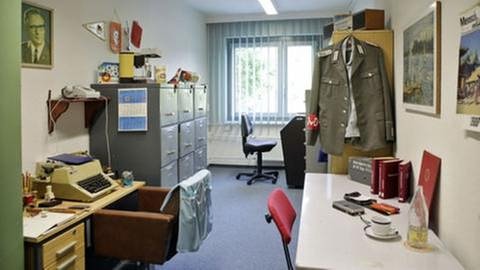 Blick in das Dienstzimmer eines Offiziers in der ehemaligen Bezirksverwaltung für Staatssicherheit (Foto: picture-alliance / dpa, picture-alliance / dpa -)