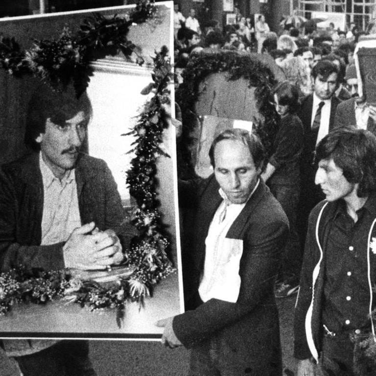 Trauerzug für Kemal Altun mit Bild des Verstorbenen und Sarg in Berlin
