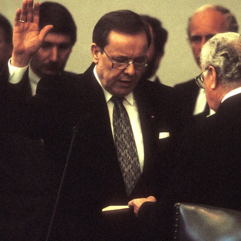 Walter Wallmann (CDU) leistet am 6. Juni 1986 im Bonnder Bundestag seinen Amtseid als erster Bundesumweltminister