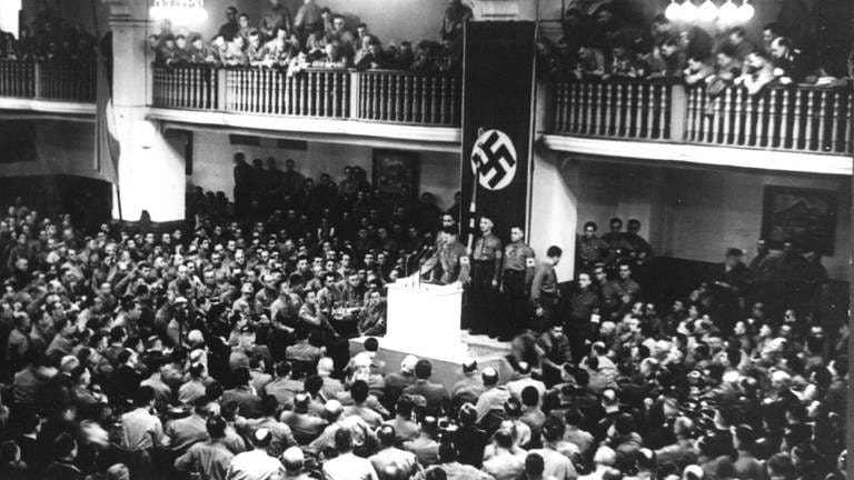 Adolf Hitler sprach am 8. November 1938 im Hofbräu-Bierkeller in München vor den Veteranen der Partei. Blick in den Raum während Hitlers Ansprache. (Foto: picture-alliance / Reportdienste, picture alliance / ASSOCIATED PRESS)