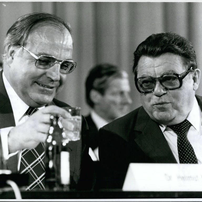 Helmut Kohl (links) und Franz Josef Strauß am 29. September 1979 auf dem CSU-Parteikongress in München (Foto: IMAGO, IMAGO / ZUMA Wire)