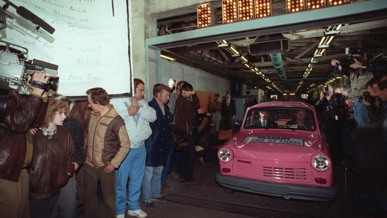 Das letzte Auto vom Typ "Trabant" rollt in den Sachsenring Automobilwerken in Zwickau am 30.4.1991vom Band (Foto: dpa Bildfunk, picture-alliance/ dpa | Jan-Peter Kasper)