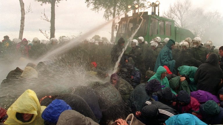 Mit Wasserwerfern zielt die Polizei auf Demonstranten, die am 8.5.1996 in Dannenberg versuchen, den Castor-Transport nach Gorleben aufzuhalten. 