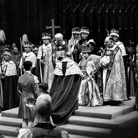 Der Herzog von Gloucester huldigt Ihrer Majestät, Königin Elizabeth II., nach der Krönungszeremonie in der Westminster Abbey am 2. Juni 1953 (Foto: IMAGO, IMAGO / United Archives International)