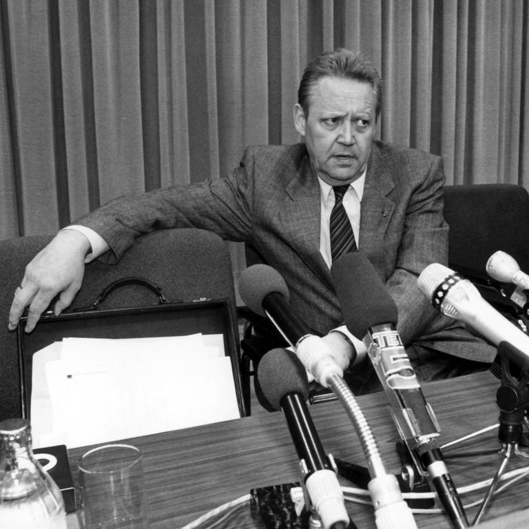 Günter Schabowski, Mitglied des Politbüros des ZK der SED und 1. Sekretär der SED-Bezirksleitung Berlin, auf der Pressekonferenz am 9.11.1989. Auf ihr gab Schabowski die Öffnung der Grenze bekannt. (Foto: dpa Bildfunk, (c) dpa)