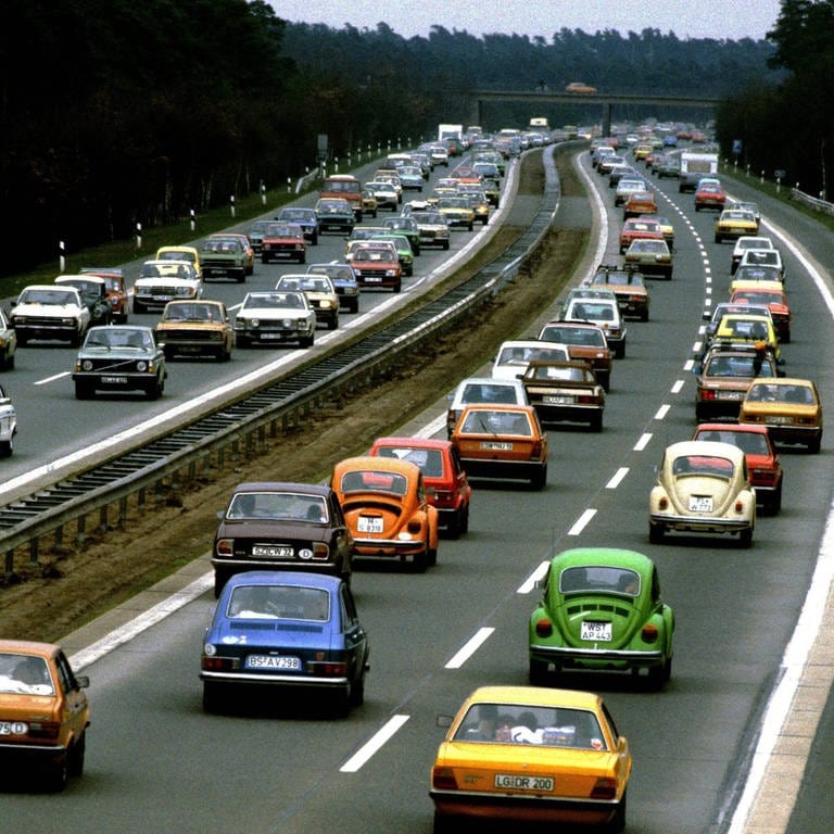 Stau auf der Autobahn: A7 bei Hannover mit Osterreiseverkehr 1985