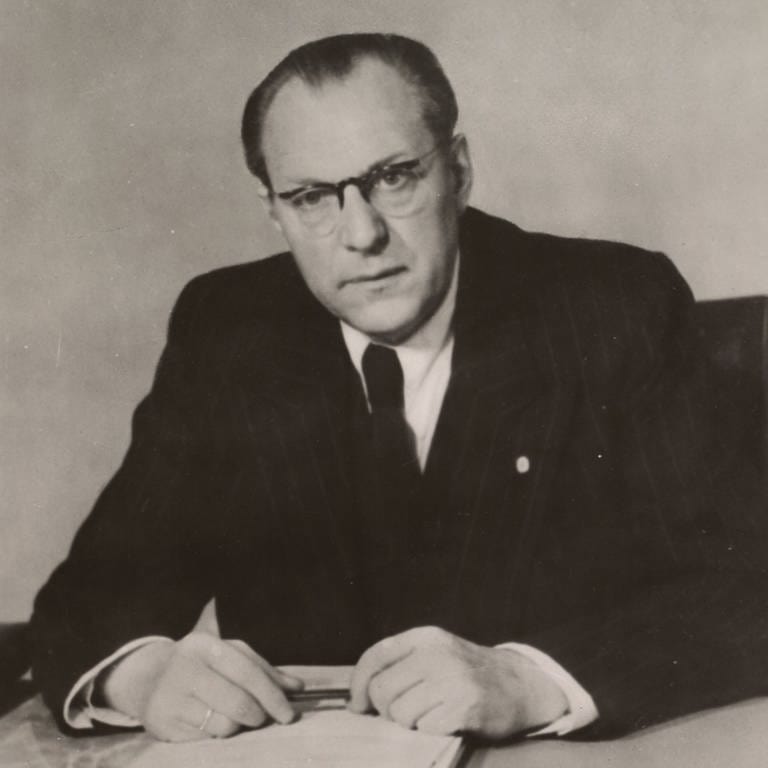 Otto Grotewohl am Schreibtisch, um 1952. Grotewohl war von 1949 bis 1964 Ministerpräsident der DDR (Foto: picture-alliance / Reportdienste, picture-alliance / akg-images | akg-images)