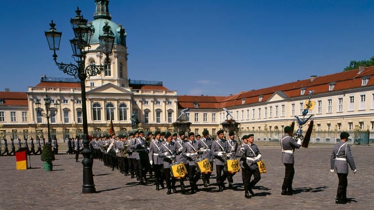 Feierliches Gelöbnis der Bundeswehr in Berlin vor Schloss Charlottenburg am 31. Mai 1996