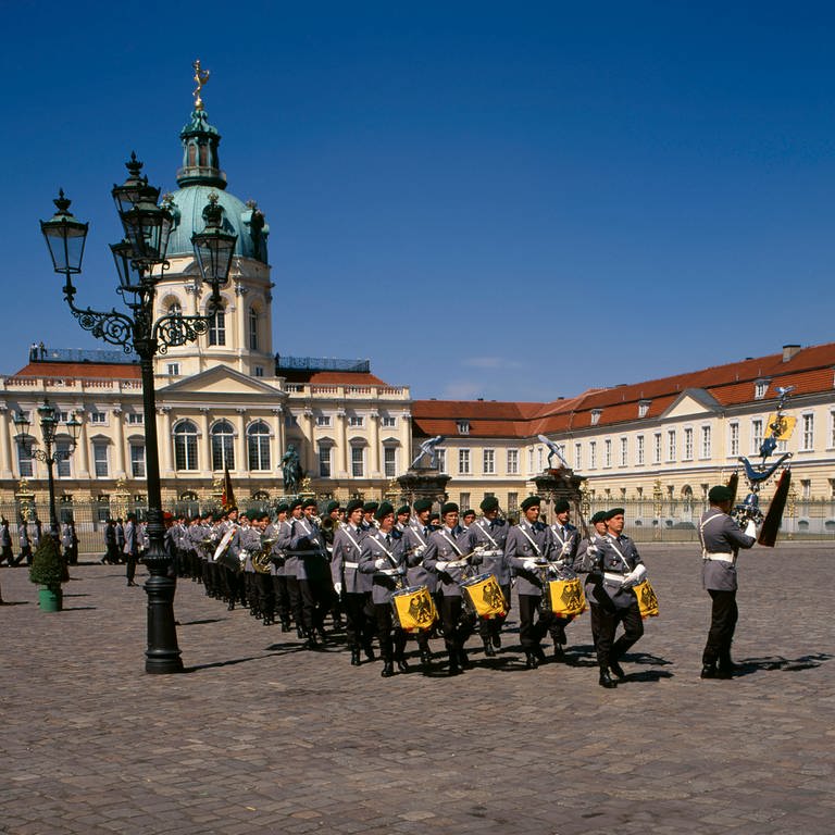Feierliches Gelöbnis der Bundeswehr in Berlin vor Schloss Charlottenburg am 31. Mai 1996