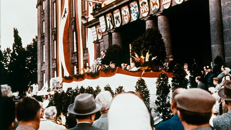 Protestkundgebung am Schöneberger Rathaus im August 1961 kurz nach dem Mauerbau. Der Regierende Bürgermeister Willy Brandt hält eine Rede.