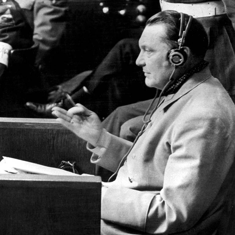 Der ehemalige Reichsmarschall Hermann Göring sagt am 13.3.1946 vor dem Internationalen Militärgericht im Nürnberger Gerichtssaal aus (Foto: picture-alliance / Reportdienste, picture-alliance/ dpa | dpa)