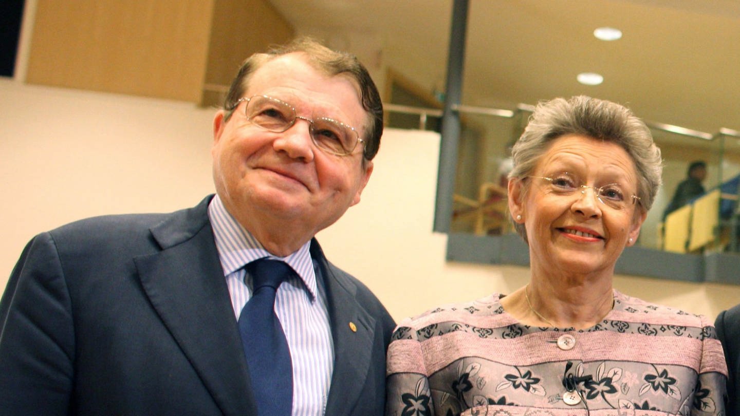 Die Medizin-Nobelpreisträger Luc Montagnier (links) und Françoise Barré-Sinoussi 2008 vor Beginn einer Vorlesung im Karolinska Institut in Stockholm (Foto: dpa Bildfunk, (c) dpa - Bildfunk)