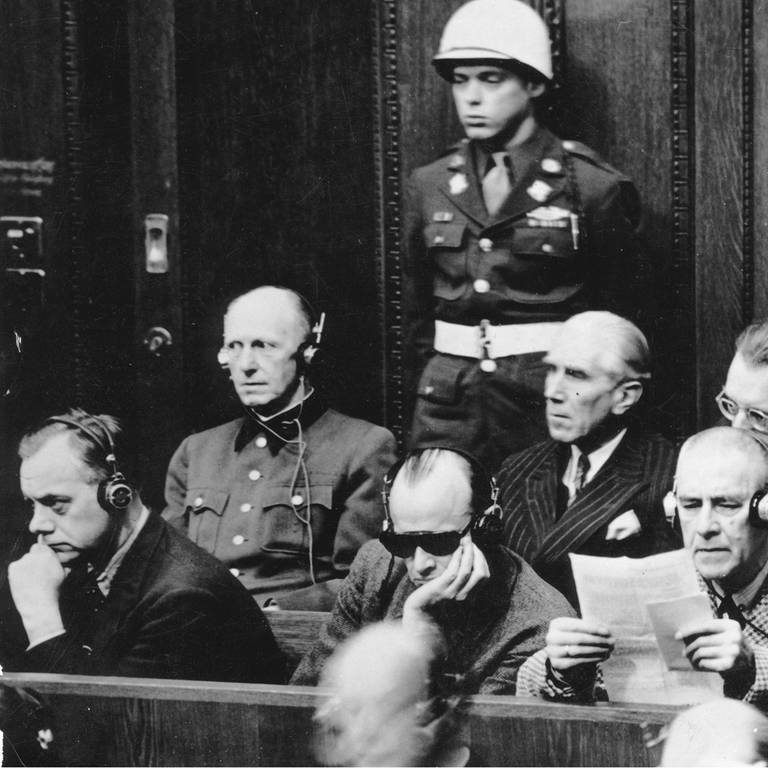 Alfred Jodl als Angeklagter beim Nürnberger Kriegsverbrecherprozess (2. Reihe ganz links; neben ihm Franz von Papen) (Foto: picture-alliance / Reportdienste, picture alliance / IMAGNO/Votava)