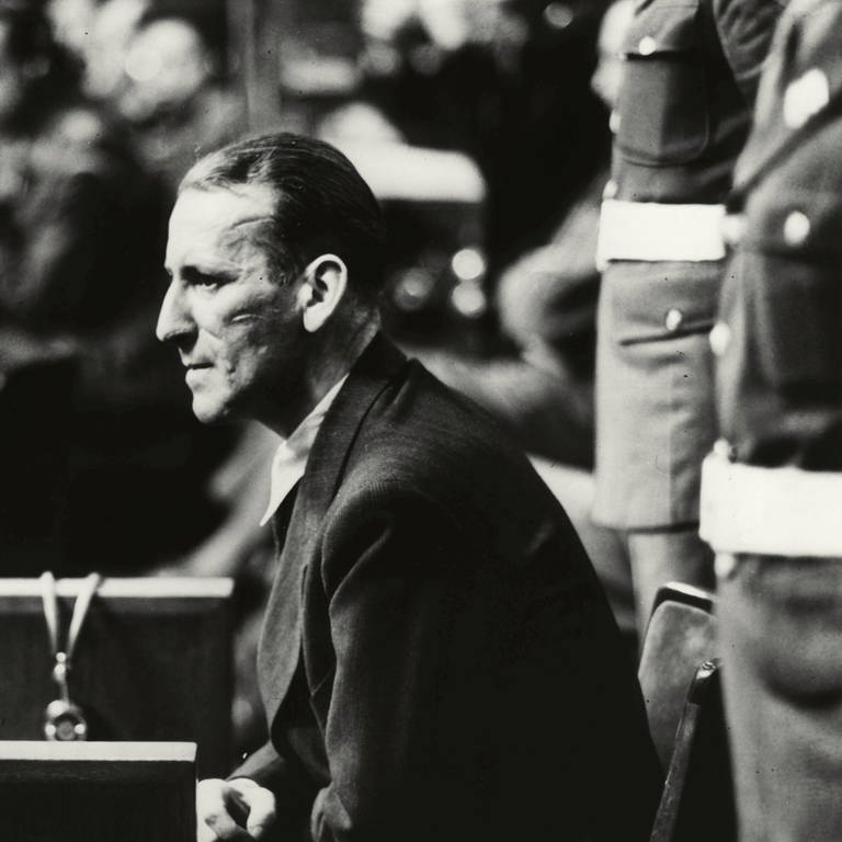 Ernst Kaltenbrunner im Zeugenstand beim Nürnberger Kriegsverbrecherprozess vor dem alliierten Militärtribunal 19451946 (undatierte Aufnahme)